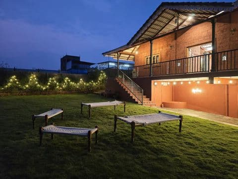 Private Lawn & Outdoor Seating